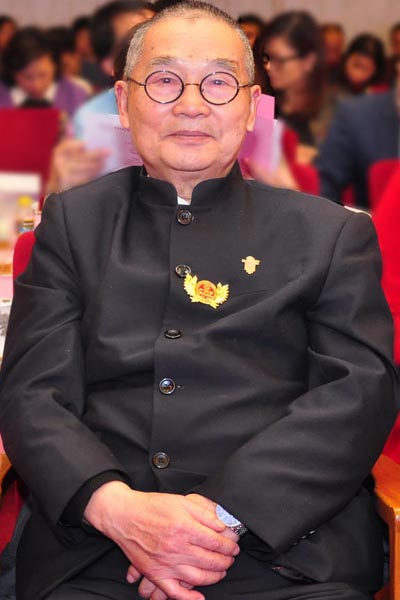 胡景初 中國高等教育家具設計專業創始人、全聯藝術紅木家具專委會專家顧問、中南林業科技大學博士生導師、新中式文化研究院院長、廣東省家具產業研究院智庫委員會主席團成員