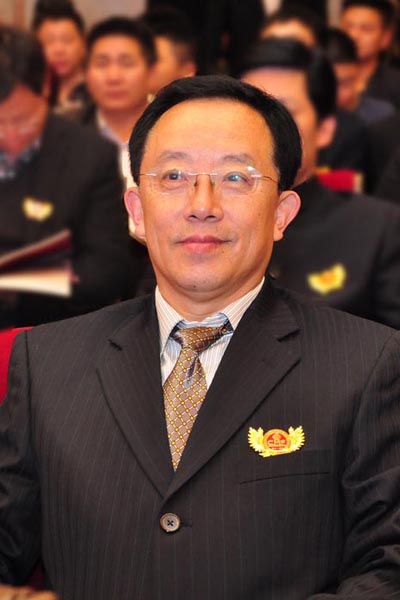 李凱夫 華南農業大學博士生導師、全聯藝術紅木家具專委會專家顧問、中國紅木家具品牌盛典專家顧問及評委