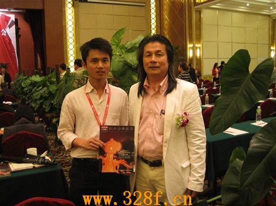 中國家具協(xié)會(huì)專業(yè)委員會(huì)副主任-伍炳亮與我站林經(jīng)理合影