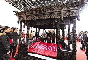 30人耗費3年  800萬打造“天下第一婚床”