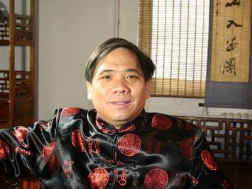 北京市勁飛紅木家具廠董事長吳新建
