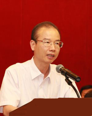 新會古典家具行業(yè)協(xié)會會長邱德厚