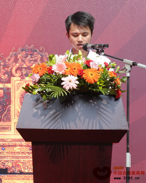 林偉華代表組委會在發布會上介紹2011總評榜籌備情況