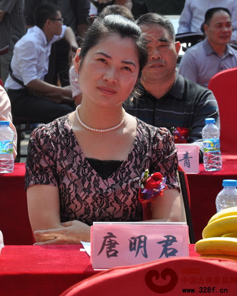 出席嘉賓：深圳寶安紅木家具協會秘書長唐明君