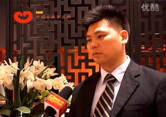 東莞國壽紅木營銷總監(jiān)王耀佳在2012中式（紅木）家具領(lǐng)袖峰會結(jié)束后接受中國古典家具網(wǎng)記者采訪