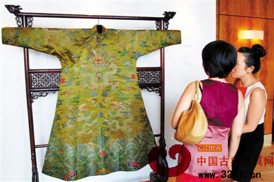 香港展示17世紀黃花梨掛衣架和清代龍袍