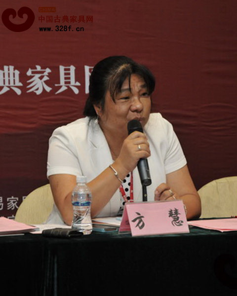 東莞名家具俱樂部秘書長方慧女士致辭