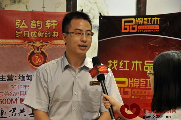 中國(guó)古典家具網(wǎng)記者采訪弘韻軒經(jīng)理向濤