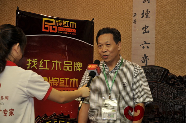 中國(guó)古典家具網(wǎng)記者采訪紅寶軒總經(jīng)理曹兆庭