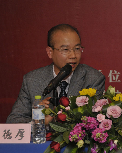 新會紅木家具行業協會會長、新會古典家具城董事長邱德厚