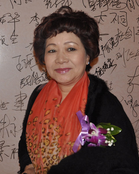 深圳深發紅木董事長夫人陳賽鳳