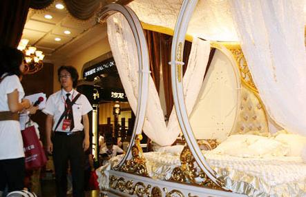 成都家具展開席 50萬元黃金床亮相展場(chǎng) 
