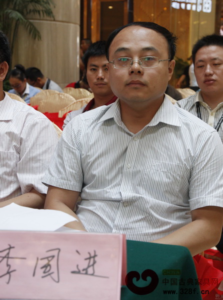 東成紅木董事長助理李國進
