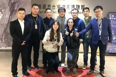 成龍參觀上海木文化博物館，對紅木文化研究持續升溫