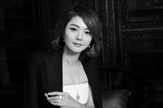 戴為紅木翁肖尤：中國紅木行業(yè)里倔強(qiáng)的“鏗鏘玫瑰”