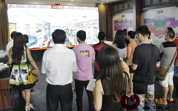 眾人通過LED大屏幕的展示,深入了解紅博城的規劃 眾人通過LED大屏幕的展示,深入了解紅博城的規劃