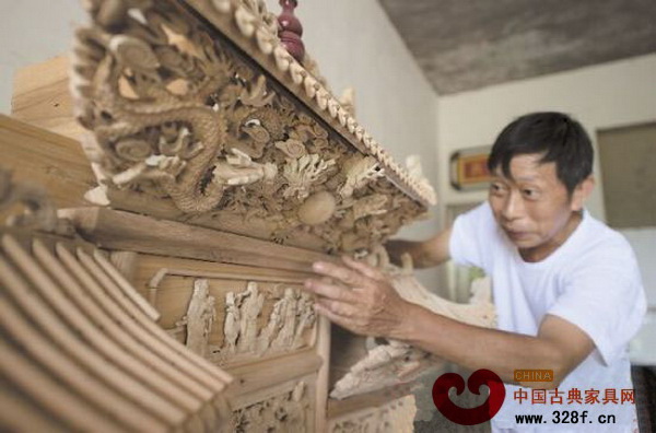 謝樹榮對(duì)自己的木雕作品總是一絲不茍,雕刻完后會(huì)仔細(xì)檢查。 謝樹榮對(duì)自己的木雕作品總是一絲不茍,雕刻完后會(huì)仔細(xì)檢查。
