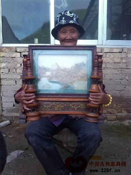 羅奶奶與超薄木雕合影 羅奶奶與超薄木雕合影