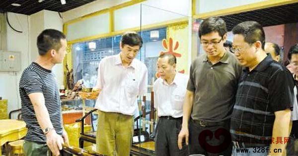 復(fù)評(píng)小組在新會(huì)古典家具城博覽中心考察 