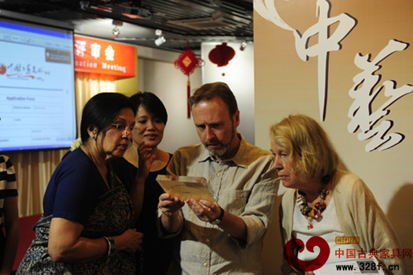 評審委員正在對作品進行仔細的評比 評審委員正在對作品進行仔細的評比