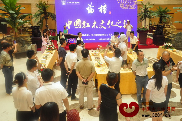 東陽市紫檀博物館工作人員現場為嘉賓演示制作小葉紫檀酒 東陽市紫檀博物館工作人員現場為嘉賓演示制作小葉紫檀酒