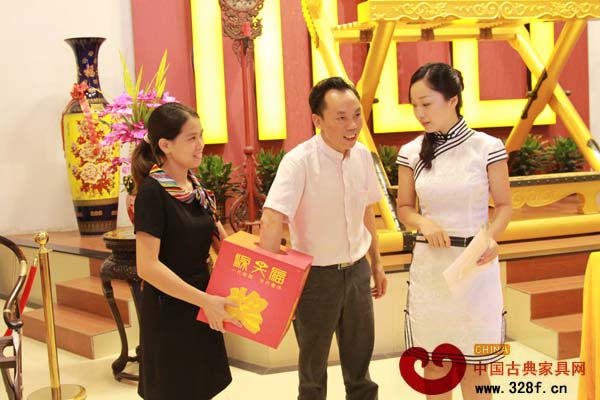 源天福紅木家具有限公司董事長劉飛兵為大家抽獎