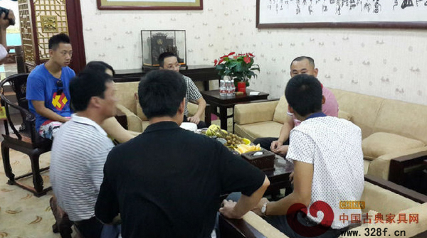 宋雪峰董事長與鄒建明董事長進行親切交談 宋雪峰董事長與鄒建明董事長進行親切交談