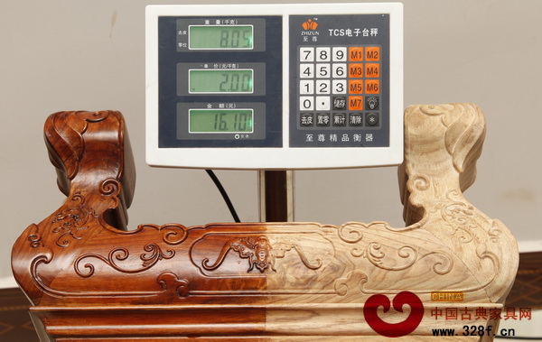 38cm*38cm*30cm尺寸的杌凳，非洲亞花梨材質的質量僅為8.05KG（16.1斤），質量與刺猬紫檀的杌凳相比，差了2斤