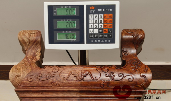 38cm*38cm*30cm尺寸的杌凳,刺猬紫檀材質的質量為9.05KG(18.1斤) 38cm*38cm*30cm尺寸的杌凳,刺猬紫檀材質的質量為9.05KG(18.1斤)
