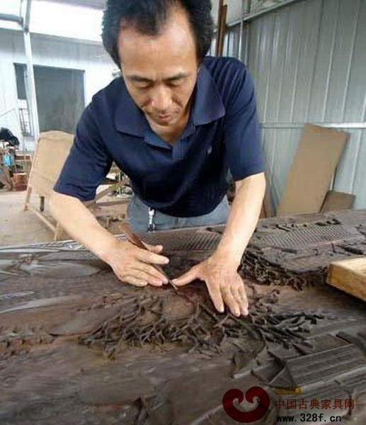 房明建正在進(jìn)行作品創(chuàng)作 房明建正在進(jìn)行作品創(chuàng)作