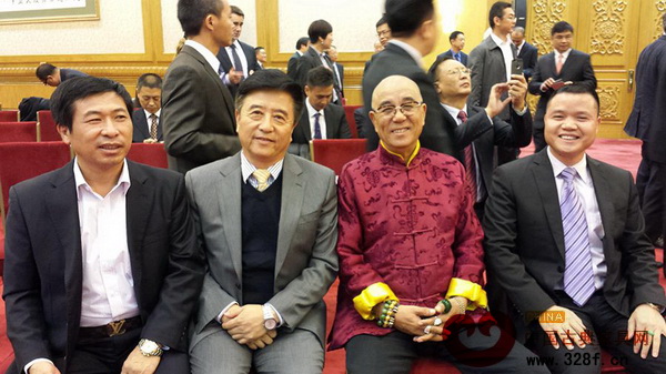 “王爺”愛新覺羅松石(右二)與木寶家具董事長刁紹靈(右一)在會議上結緣 “王爺”愛新覺羅松石(右二)與木寶家具董事長刁紹靈(右一)在會議上結緣