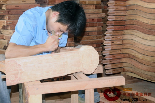 老撾東成紅木廠里的員工在車間工作 老撾東成紅木廠里的員工在車間工作