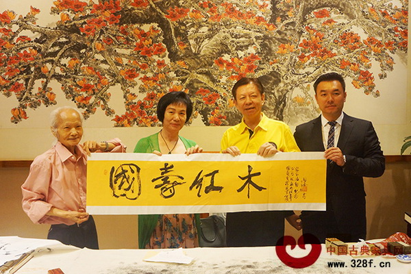 書畫大師李國基(左一)與國壽紅木董事長陳國壽(右二)、副董事長陳淦凡(右一)題字合影 書畫大師李國基(左一)與國壽紅木董事長陳國壽(右二)、副董事長陳淦凡(右一)題字合影