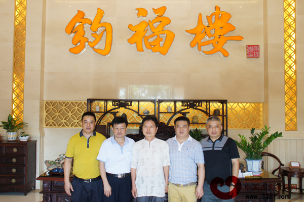 深圳市寶安區書法家協會主席李高揚(中)、孝心書法家李興國(左一)、鈞福樓紅木總經理李錦先(右二)在紅木館內合影留念 深圳市寶安區書法家協會主席李高揚(中)、孝心書法家李興國(左一)、鈞福樓紅木總經理李錦先(右二)在紅木館內合影留念
