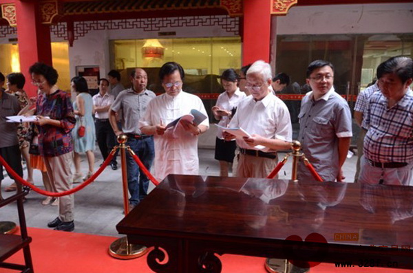 專家評審組正在認真地給參賽作品評分 專家評審組正在認真地給參賽作品評分