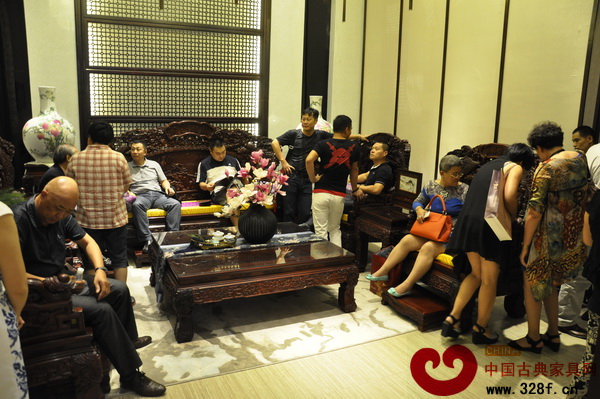 祥利集團(tuán)展館內(nèi)的“鎮(zhèn)店之寶”吸引了眾人的眼球 祥利集團(tuán)展館內(nèi)的“鎮(zhèn)店之寶”吸引了眾人的眼球