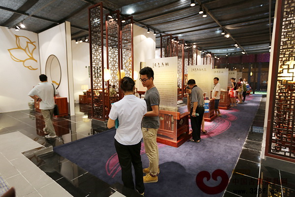 歷屆展會(huì)上的獲獎(jiǎng)作品及銷售冠軍吸引經(jīng)銷商駐足 歷屆展會(huì)上的獲獎(jiǎng)作品及銷售冠軍吸引經(jīng)銷商駐足