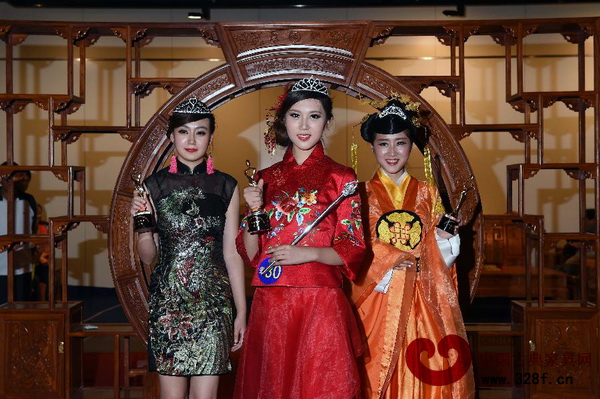 盛裝打扮的紅木美人 盛裝打扮的紅木美人