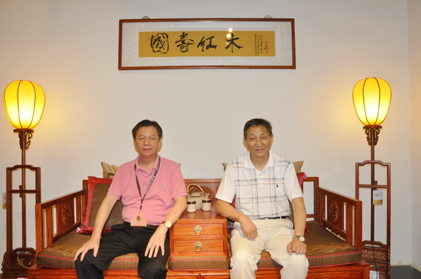 專家曹靜樓(左)與國壽紅木董事長陳國壽合影 專家曹靜樓(左)與國壽紅木董事長陳國壽合影