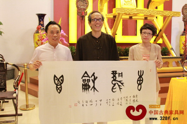 源天福董事長劉飛兵(左一)與國畫大師合影 源天福董事長劉飛兵(左一)與國畫大師合影