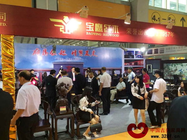 家寶紅木展館內的參會者絡繹不絕 家寶紅木展館內的參會者絡繹不絕