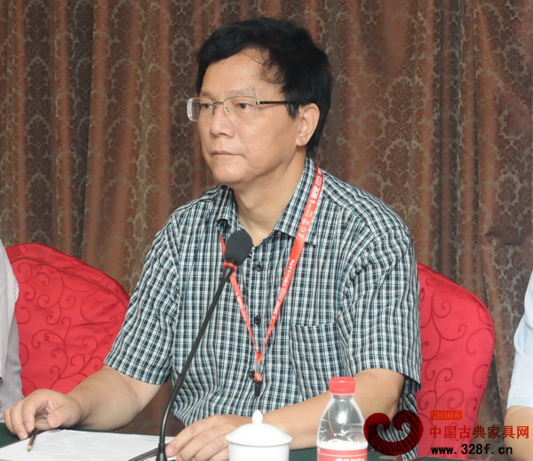 本次主題會議主持人浙江省家具行業協會理事長蔣鴻源 本次主題會議主持人浙江省家具行業協會理事長蔣鴻源