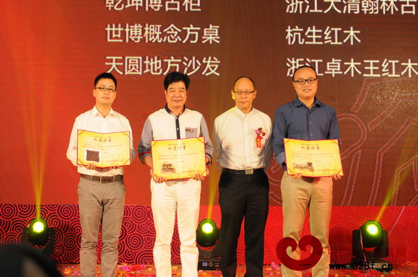 大清翰林代表(圖左一)領獎并與頒獎嘉賓合影留念 大清翰林代表(圖左一)領獎并與頒獎嘉賓合影留念