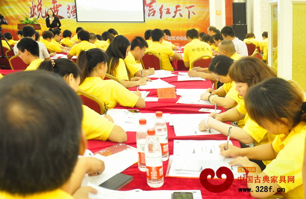 學員們認真聽課做筆記