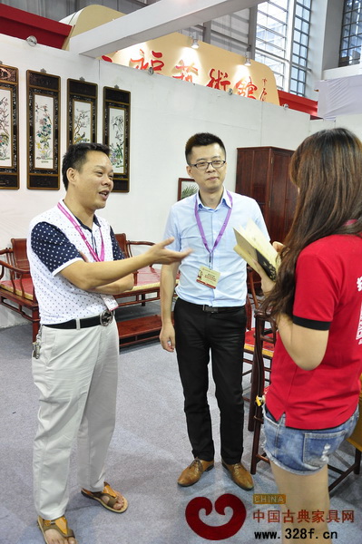 《品牌紅木》雜志記者在跟企業(yè)老板交流紅木行業(yè)發(fā)展態(tài)勢