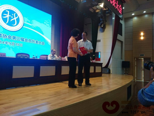梁麗嫻常委為蔡澤強理事長頒發證書 梁麗嫻常委為蔡澤強理事長頒發證書