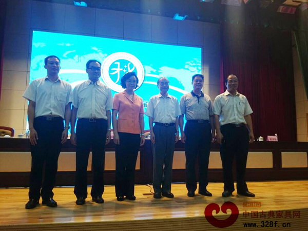 蔡澤強理事長(右一)、鄭健超院士(右三)、梁麗嫻常委(左三)與與會領導合影 蔡澤強理事長(右一)、鄭健超院士(右三)、梁麗嫻常委(左三)與與會領導合影