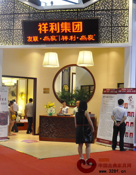 一名參展商在閱讀祥利集團和的宣傳產品 一名參展商在閱讀祥利集團和的宣傳產品