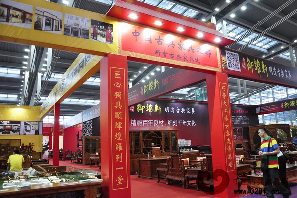 在本屆深圳紅木展中,新會紅木家具企業抱團參加 在本屆深圳紅木展中,新會紅木家具企業抱團參加