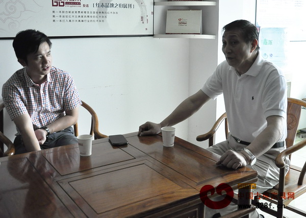紅木家具專家曹靜樓在給《品牌紅木》雜志團隊講解傳統家具的歷史